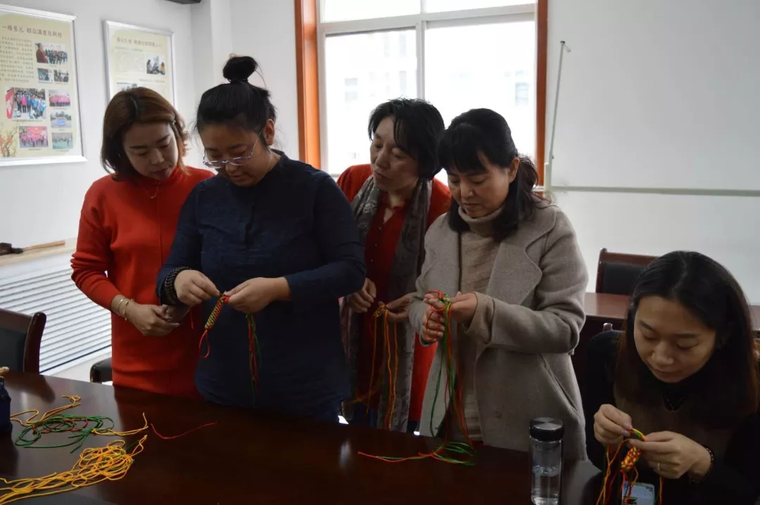 市图书馆尼山书院民俗结编走进菊花顶社区