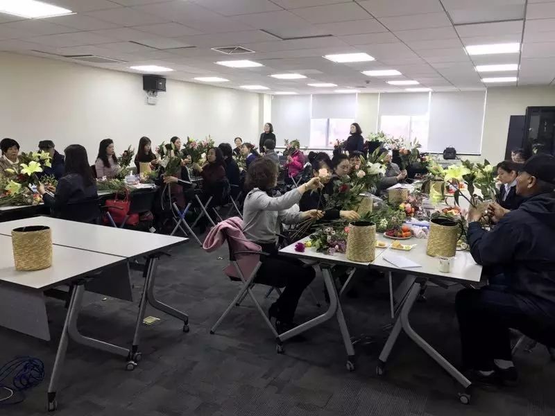 市图书馆尼山书院走进威海浦发银行开展“插花品香 诗情花意”庆三八活动