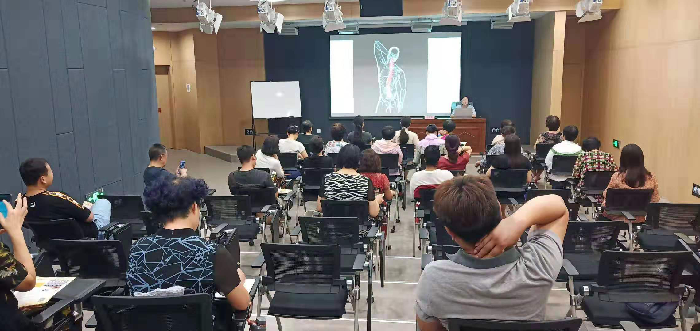 威海市中医院专家大讲堂（第七期）  -“如何爱护你的脊椎”讲座义诊活动