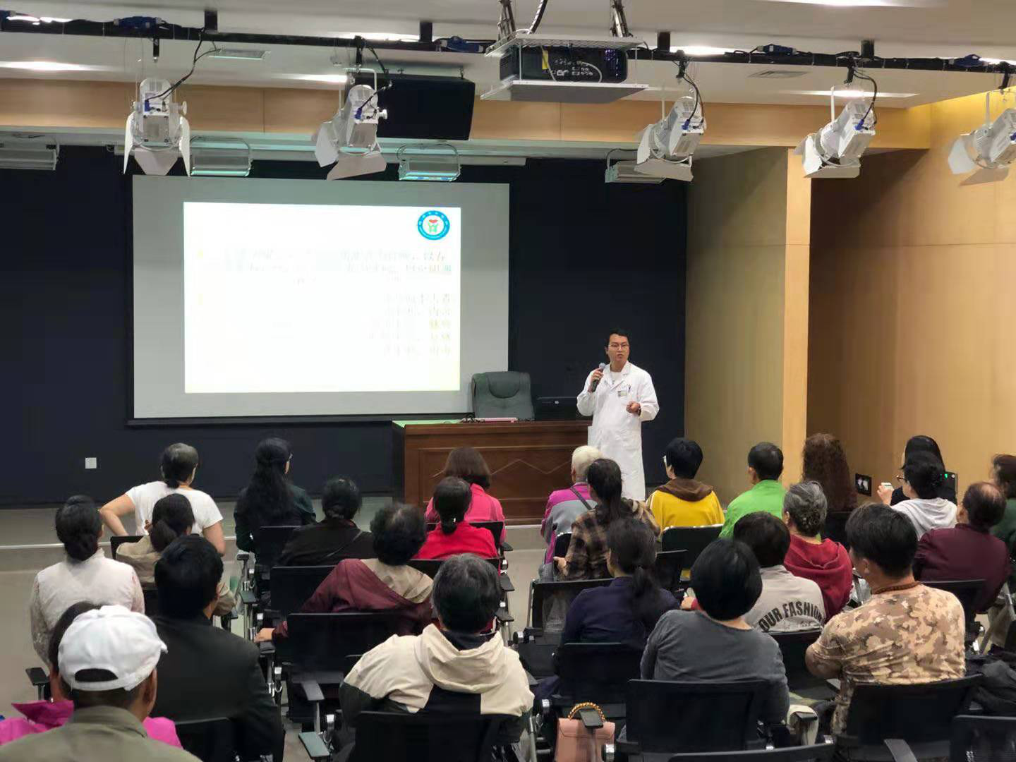 威海市中医院专家大讲堂——第九期  “世界关节日——健康的关节让我们更年轻”讲座义诊活动